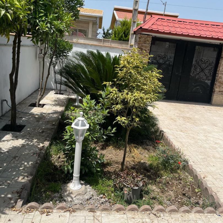 ویلا باغ در سرخرود متراژ زمین: ۳۱۰ متر متراژ بنا: ۱۶۶ متر ۲ خواب نمای حیاط و درب ویلا