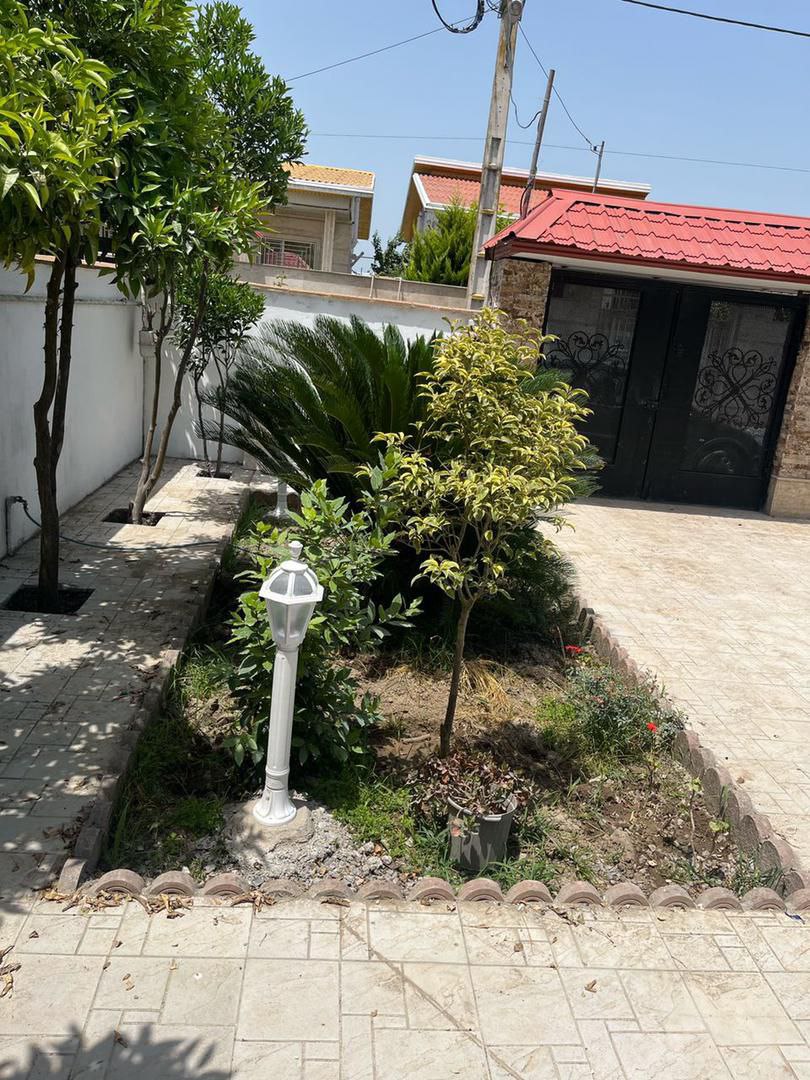 ویلا باغ در سرخرود متراژ زمین: ۳۱۰ متر متراژ بنا: ۱۶۶ متر ۲ خواب نمای حیاط و درب ویلا