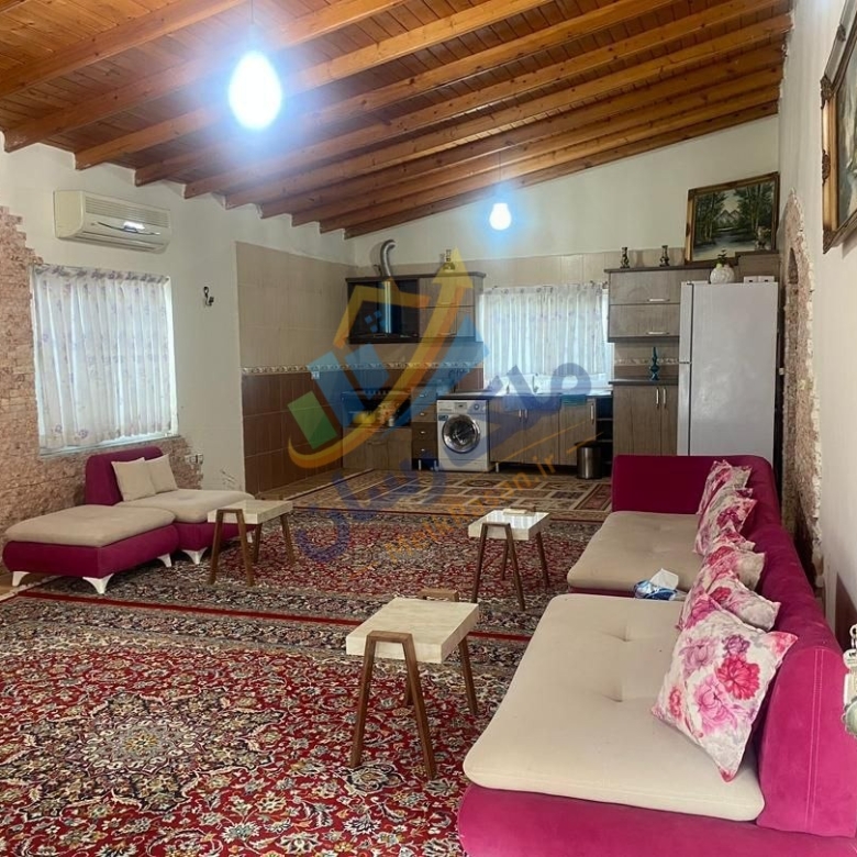 ویلا فلت نما سنگی با سقف چوبی، مبله و دارای جکوزی، ۲۴۱ متر زمین و ۱۵۰ متر بنا، شهرکی سنددار نمای سالن
