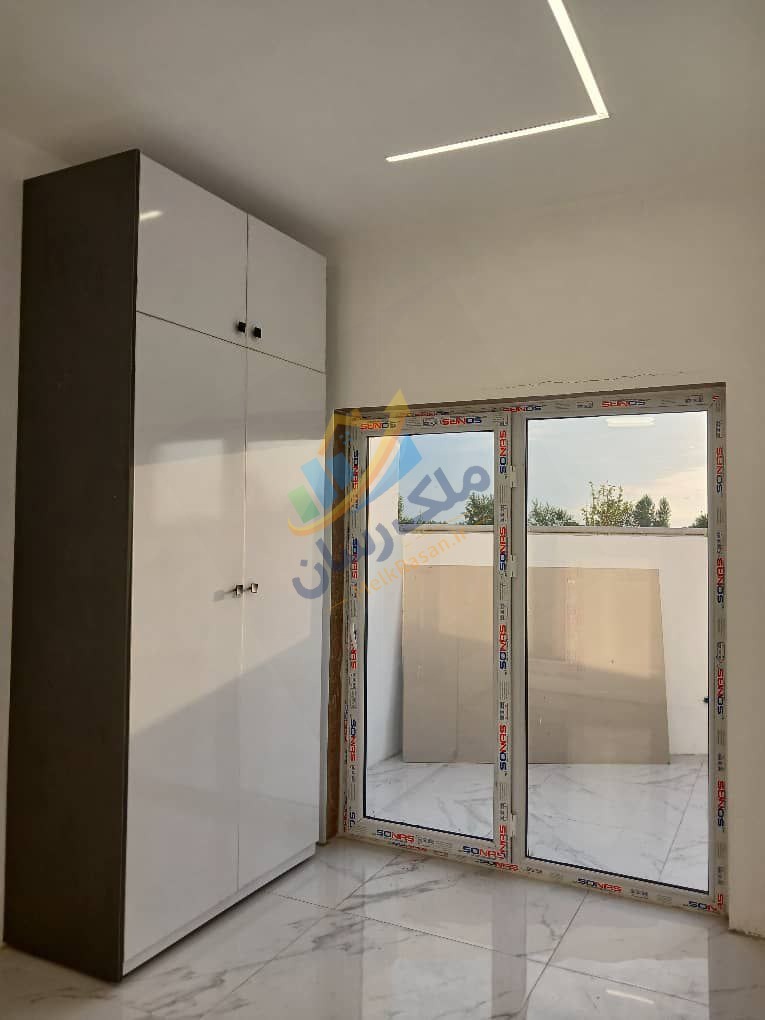 ویلا فلت نوساز با نمای مدرن در جاده سرخرود نمای بیرونی مدرن ویلا فلت دو خوابه طراحی داخلی و نورگیری ویلا فلت زمین و فضای سبز ویلای نوساز نمای اتاق
