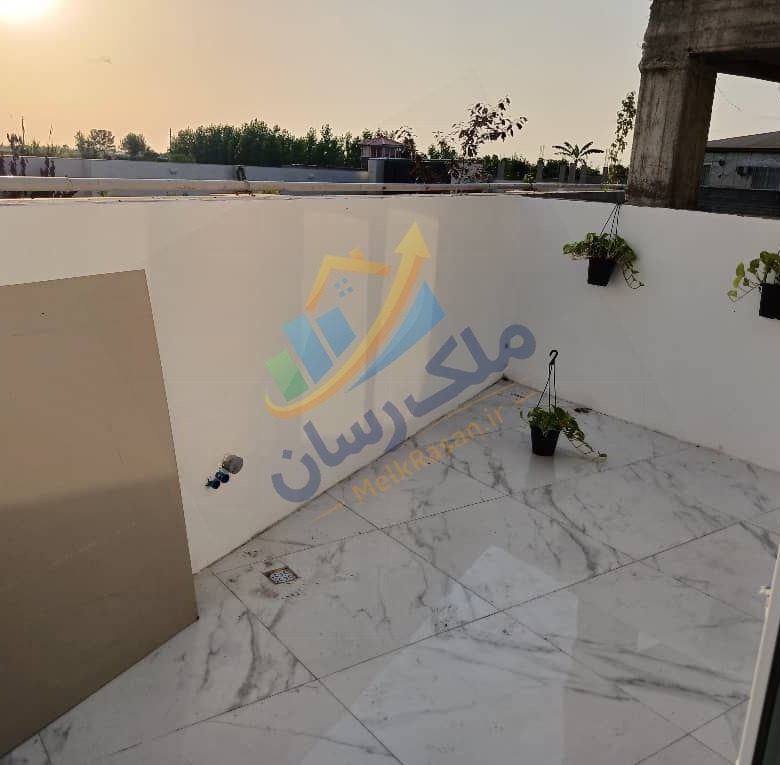 ویلا فلت نوساز با نمای مدرن در جاده سرخرود نمای بیرونی مدرن ویلا فلت دو خوابه طراحی داخلی و نورگیری ویلا فلت زمین و فضای سبز ویلای نوساز نمای تراس