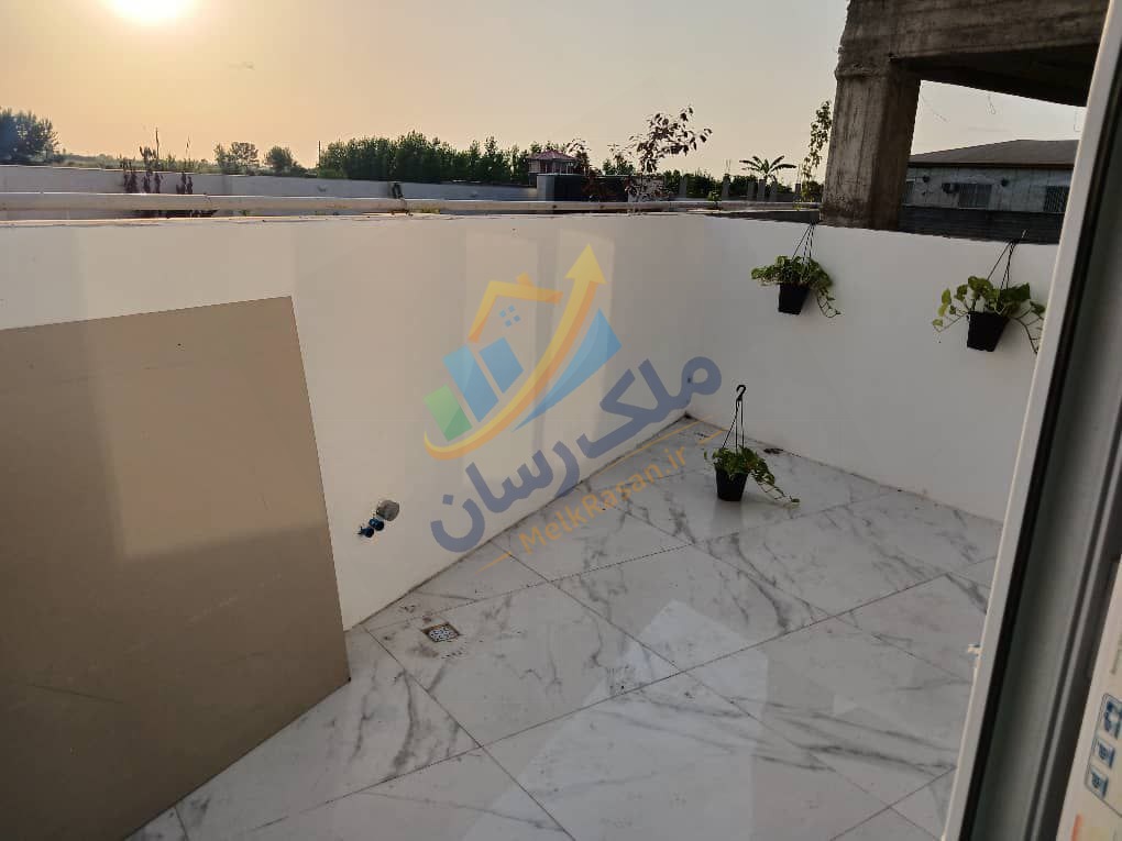 ویلا فلت نوساز با نمای مدرن در جاده سرخرود نمای بیرونی مدرن ویلا فلت دو خوابه طراحی داخلی و نورگیری ویلا فلت زمین و فضای سبز ویلای نوساز نمای تراس