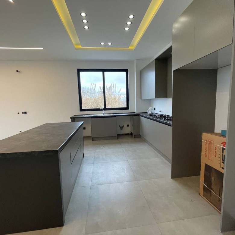 راه‌پله دوبلکس ویلا لاکچری در سرخرود با طراحی مدرن نمای اشپزخانه
