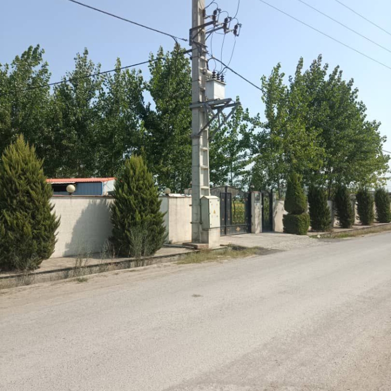 ویلا نوساز نیم پیلوت در سرخرود متراژ زمین: ۶۰۰ متر متراژ بنا: ۱۲۰ متر نمای کوچه
