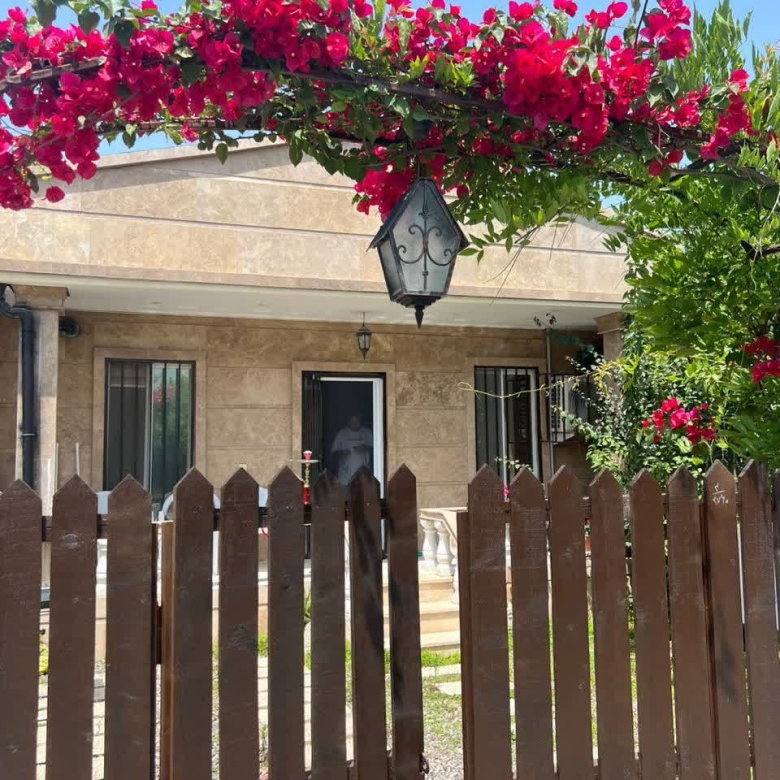 ویلا فلت نما سنگی شهرکی با مدارک کامل – آمل زمین: ۱۶۰ مترمربع بنای ویلا: ۹۰ مترمربع (فلت) نمای ویلا و حیاط