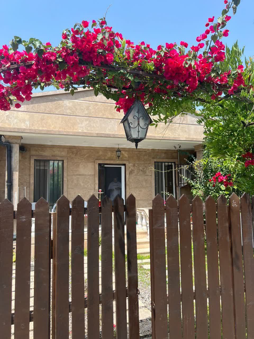 ویلا فلت نما سنگی شهرکی با مدارک کامل – آمل زمین: ۱۶۰ مترمربع بنای ویلا: ۹۰ مترمربع (فلت) نمای ویلا و حیاط