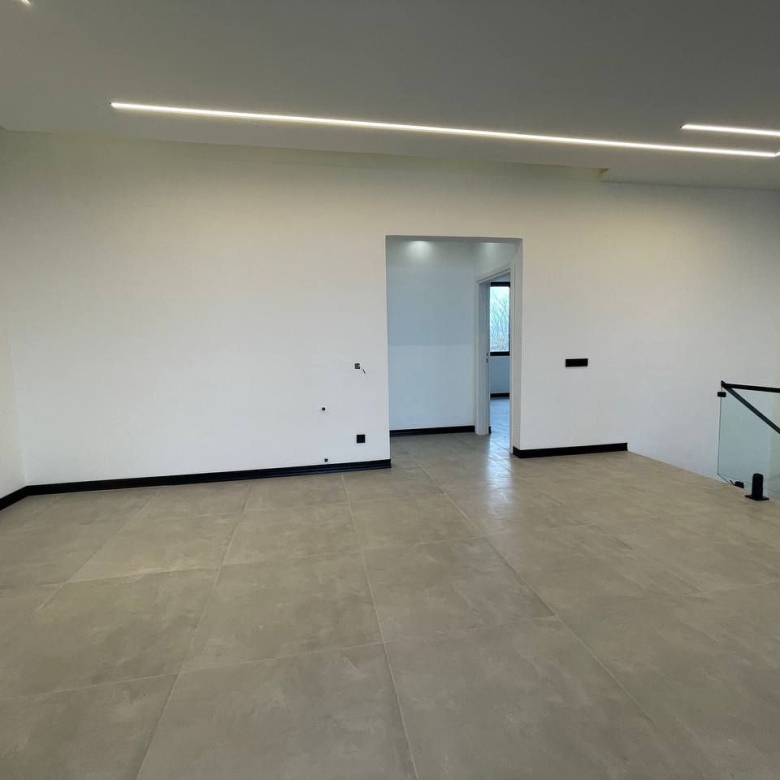 راه‌پله دوبلکس ویلا لاکچری در سرخرود با طراحی مدرن نمای سالن طبقه دوم