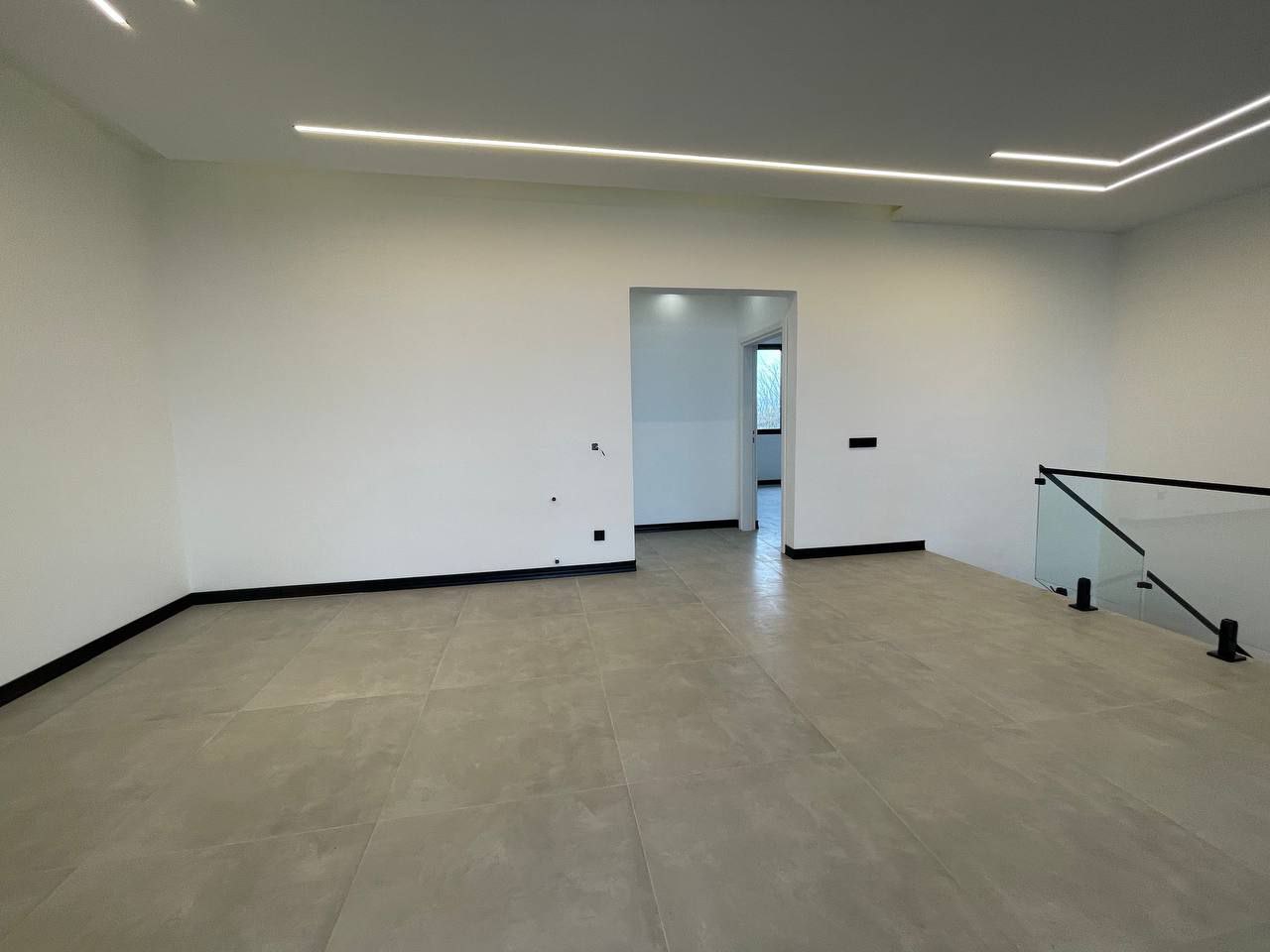 راه‌پله دوبلکس ویلا لاکچری در سرخرود با طراحی مدرن نمای سالن طبقه دوم