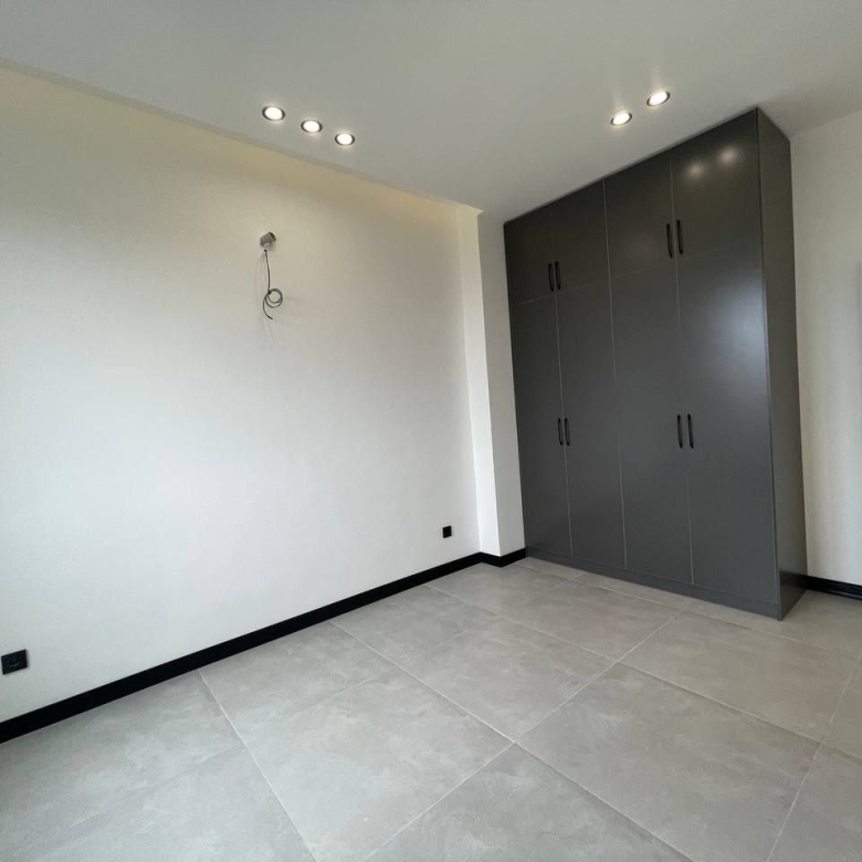 راه‌پله دوبلکس ویلا لاکچری در سرخرود با طراحی مدرن نمای اتاق خواب