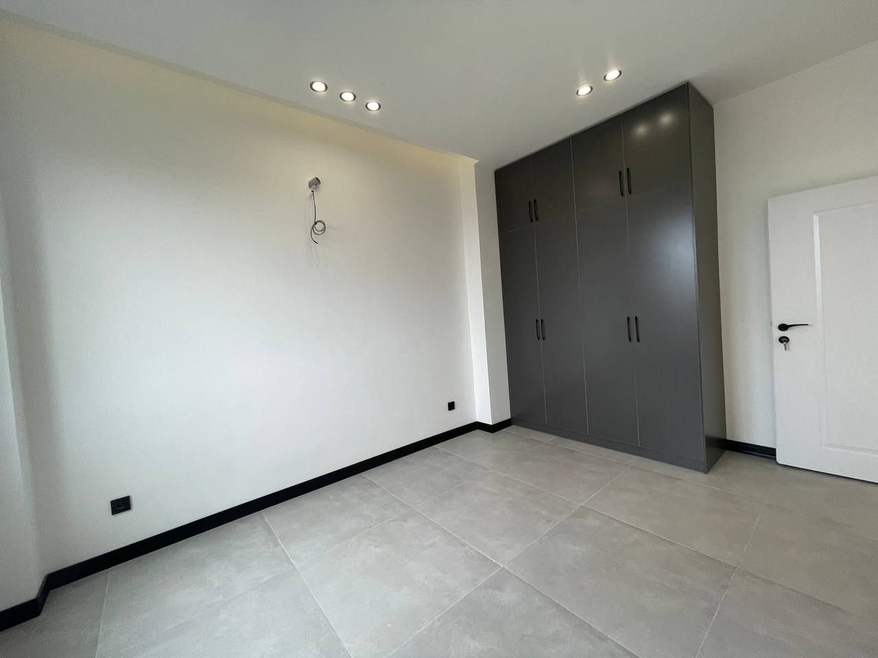 راه‌پله دوبلکس ویلا لاکچری در سرخرود با طراحی مدرن نمای اتاق خواب