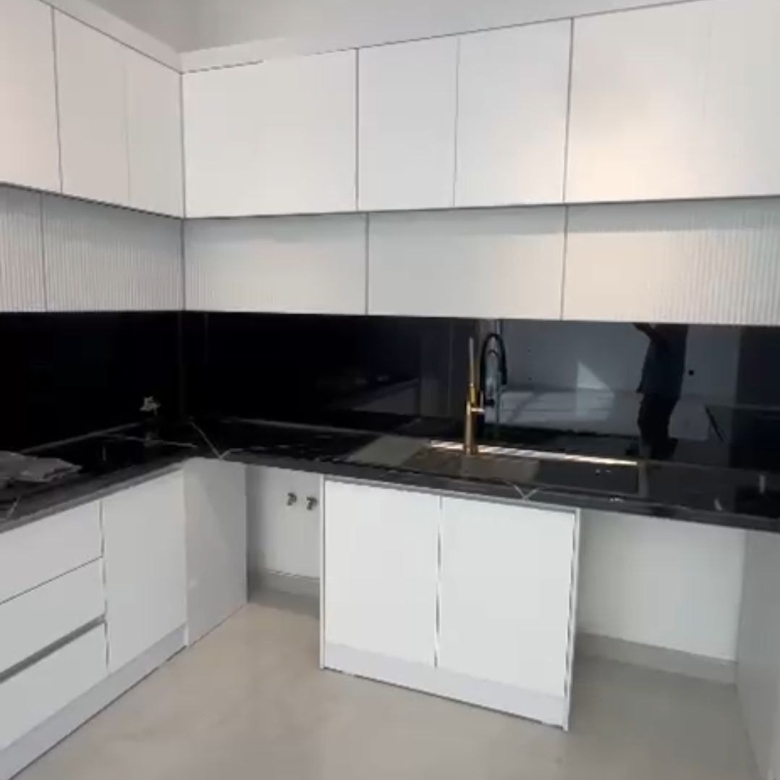 ویلا هوشمند تریبلکس نما مدرن با روف گاردن در نوشهر زمین: ۳۳۳ مترمربع بنای ویلا: ۳۴۲ مترمربع اتاق خواب: ۴ خواب مستر نمای آشپزخانه
