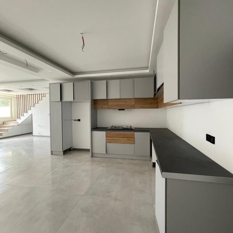 راه‌پله دوبلکس ویلا لاکچری در سرخرود با طراحی مدرن نمای آشپزخانه