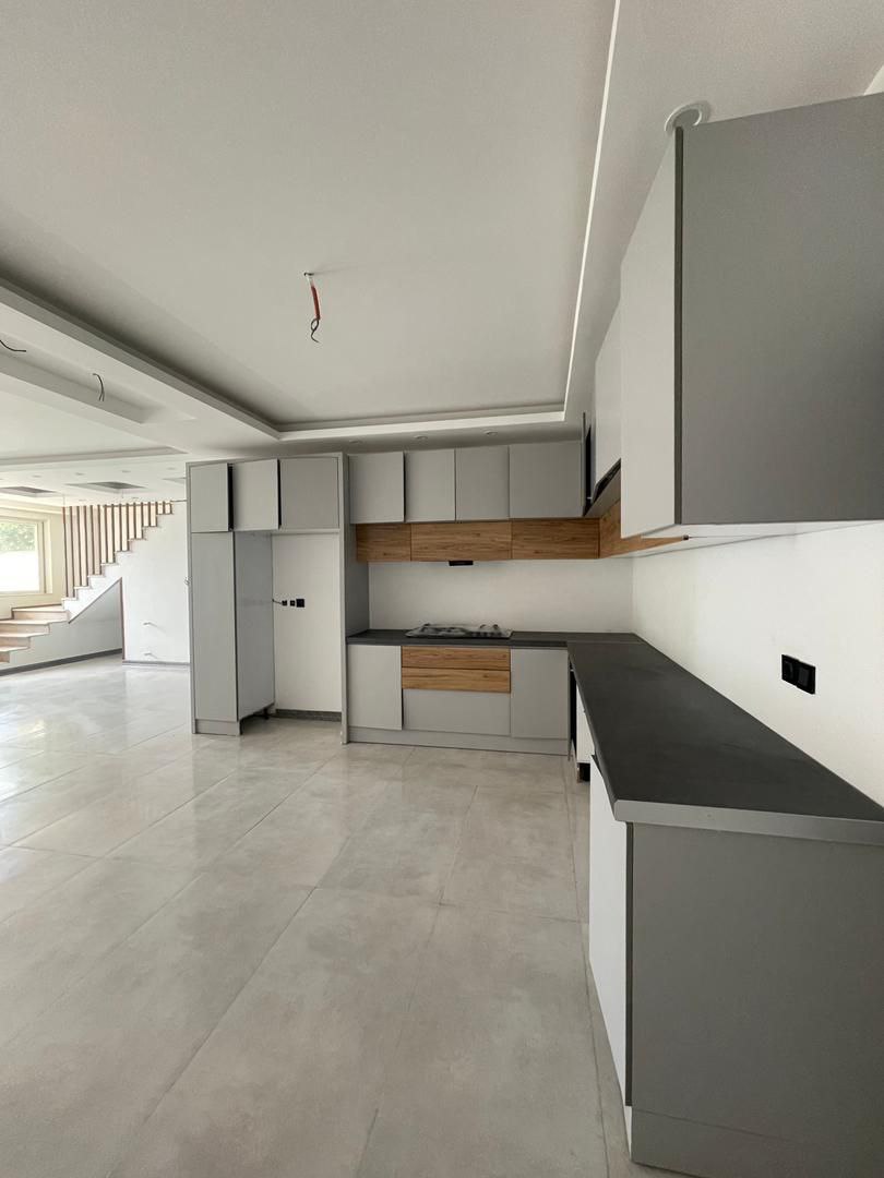 راه‌پله دوبلکس ویلا لاکچری در سرخرود با طراحی مدرن نمای آشپزخانه