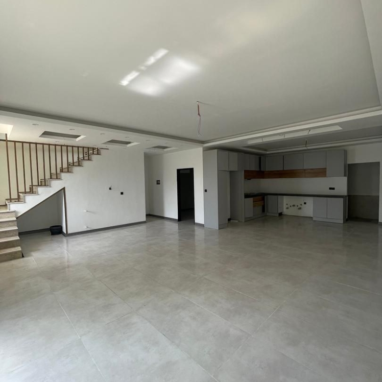 راه‌پله دوبلکس ویلا لاکچری در سرخرود با طراحی مدرن نمای سالن