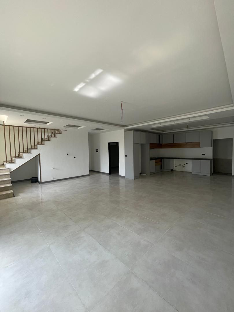 راه‌پله دوبلکس ویلا لاکچری در سرخرود با طراحی مدرن نمای سالن