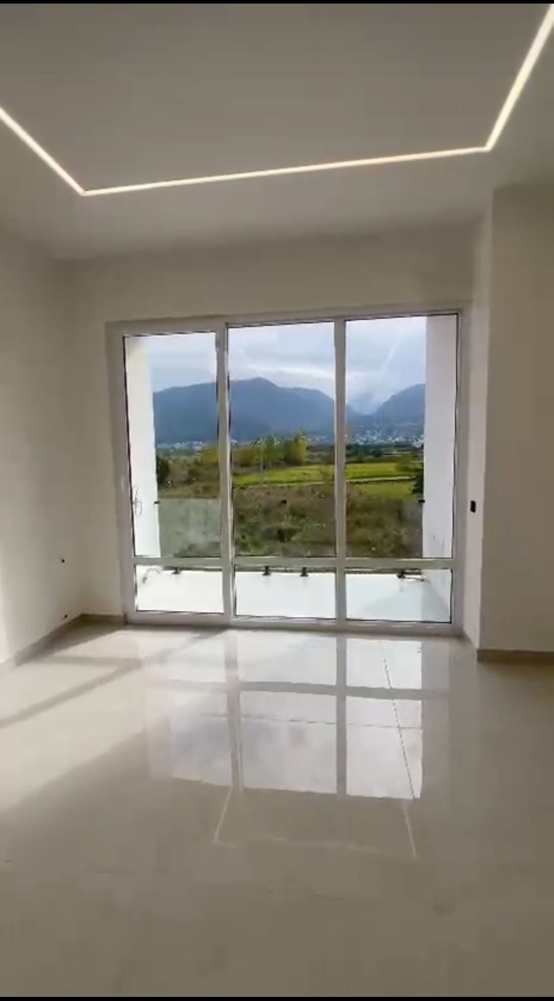 ویلا هوشمند تریبلکس نما مدرن با روف گاردن در نوشهر زمین: ۳۳۳ مترمربع بنای ویلا: ۳۴۲ مترمربع اتاق خواب: ۴ خواب مستر نمای اتاق و جنگل