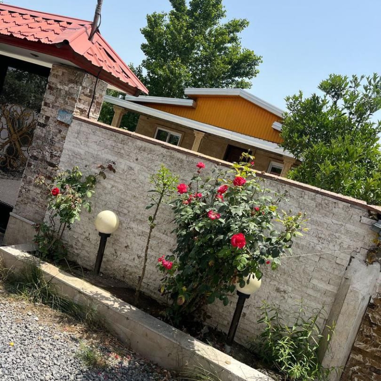 ویلا باغ در سرخرود متراژ زمین: ۳۱۰ متر متراژ بنا: ۱۶۶ متر ۲ خواب نمای ویلا از بیرون