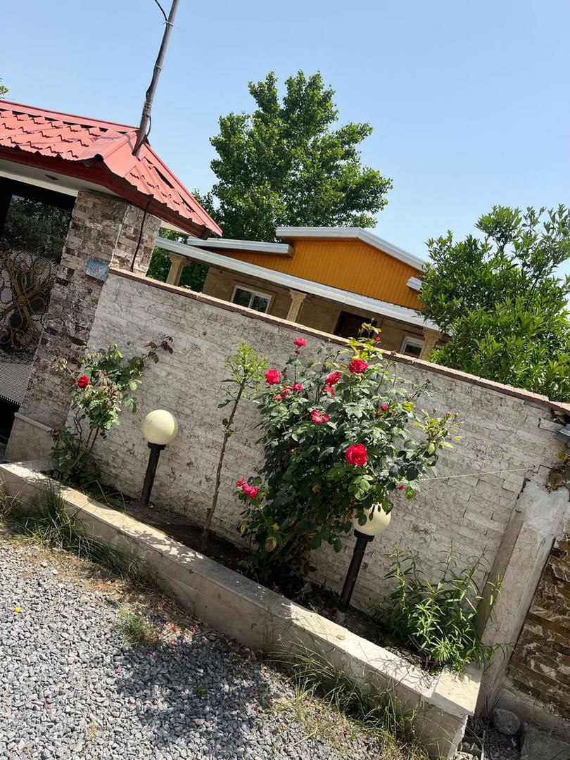 ویلا باغ در سرخرود متراژ زمین: ۳۱۰ متر متراژ بنا: ۱۶۶ متر ۲ خواب نمای ویلا از بیرون