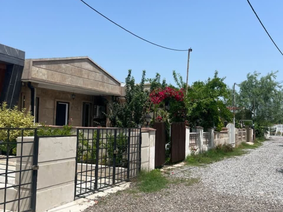 ویلا فلت نما سنگی شهرکی با مدارک کامل – آمل زمین: ۱۶۰ مترمربع بنای ویلا: ۹۰ مترمربع (فلت) نمای کوچه شهرک و ویلا در روز