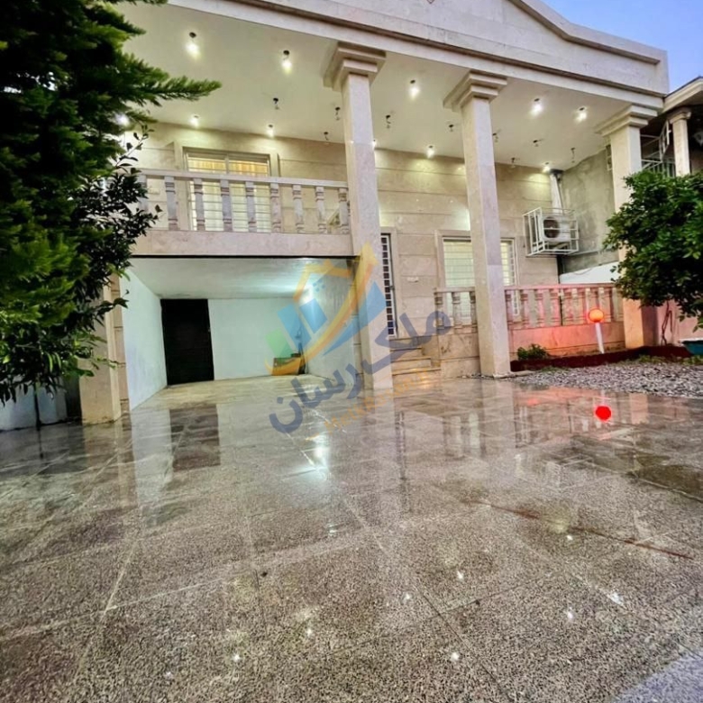 ویلا دوبلکس شخصی‌ساز مبله در کلوده نمای بیرونی ویلای شهرکی با درب ریموت فضای داخلی فول مبله با لوازم نو محوطه شهرکی دنج با نگهبانی