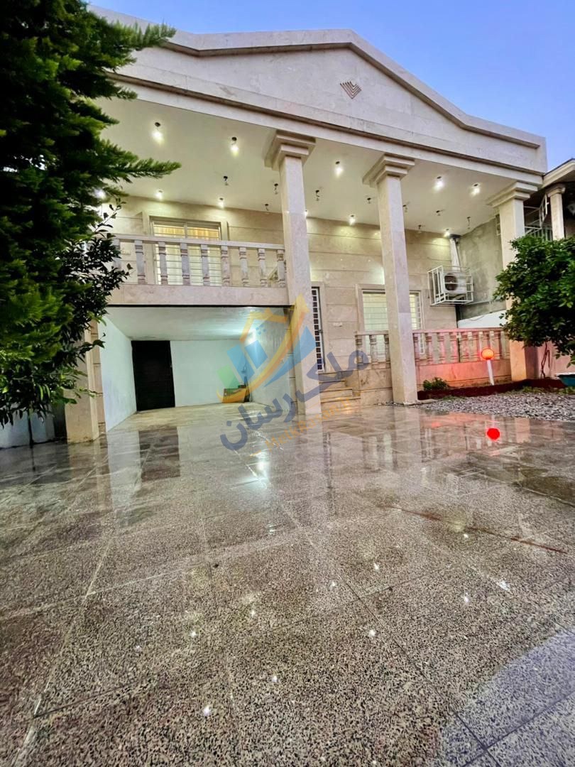 ویلا دوبلکس شخصی‌ساز مبله در کلوده نمای بیرونی ویلای شهرکی با درب ریموت فضای داخلی فول مبله با لوازم نو محوطه شهرکی دنج با نگهبانی