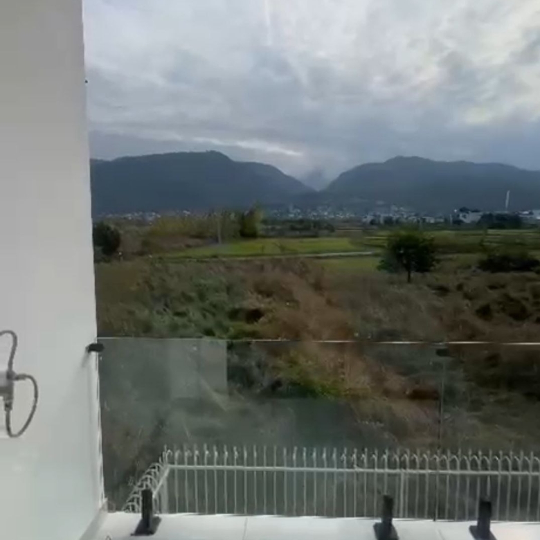 ویلا هوشمند تریبلکس نما مدرن با روف گاردن در نوشهر زمین: ۳۳۳ مترمربع بنای ویلا: ۳۴۲ مترمربع اتاق خواب: ۴ خواب مستر نمای جنگل از ویلا