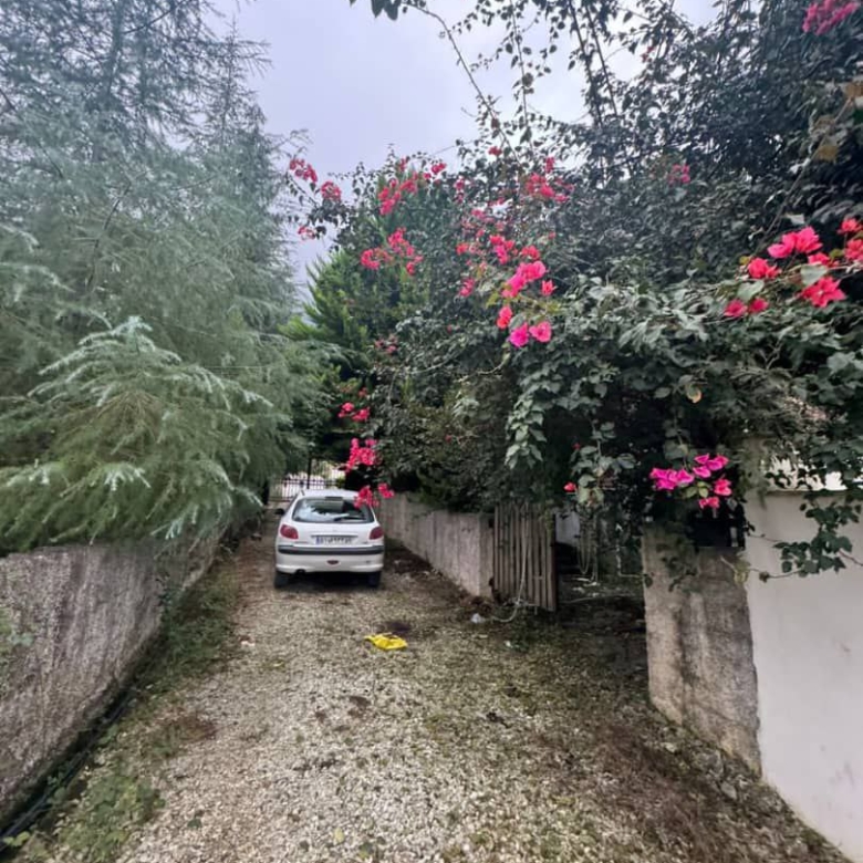 ویلا دوبلکس جنگلی در نوشهر پای کوه با نمای آجری زمین به مساحت ۲۵۰ مترمربع بنای ویلا: ۲۷۰ مترمربع نمای کوچه ویلا