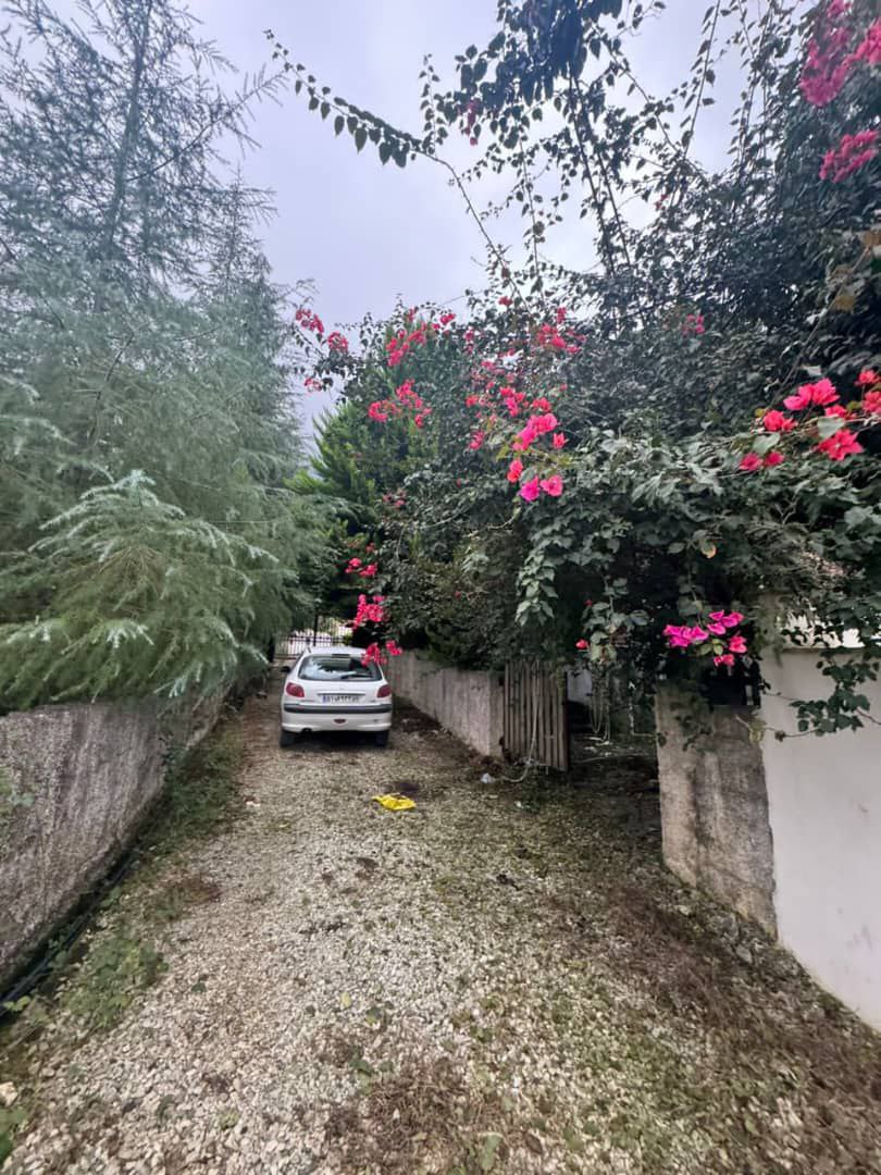 ویلا دوبلکس جنگلی در نوشهر پای کوه با نمای آجری زمین به مساحت ۲۵۰ مترمربع بنای ویلا: ۲۷۰ مترمربع نمای کوچه ویلا