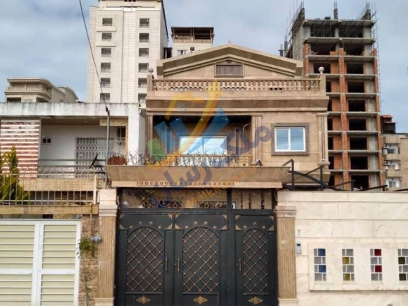 ویلا دوبلکس ساحلی با استخر سرپوشیده در سرخرود خواب‌ها و سرویس‌های بهداشتی مستر محوطه و دسترسی نزدیک به دریا نمای ویلا