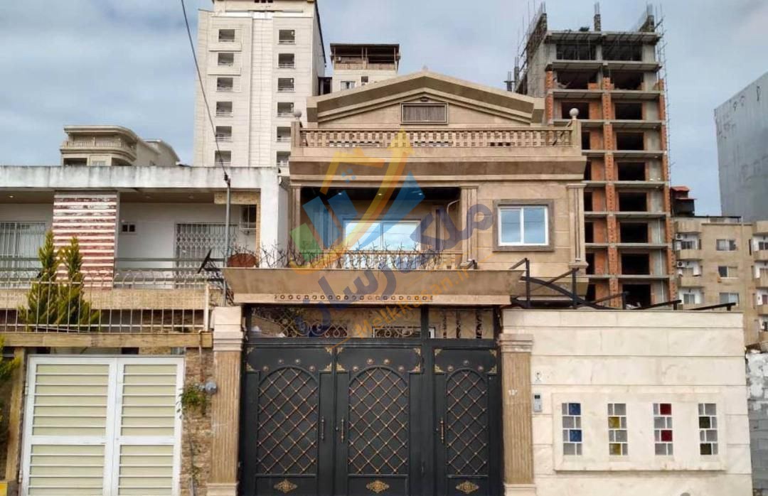 ویلا دوبلکس ساحلی با استخر سرپوشیده در سرخرود خواب‌ها و سرویس‌های بهداشتی مستر محوطه و دسترسی نزدیک به دریا نمای ویلا