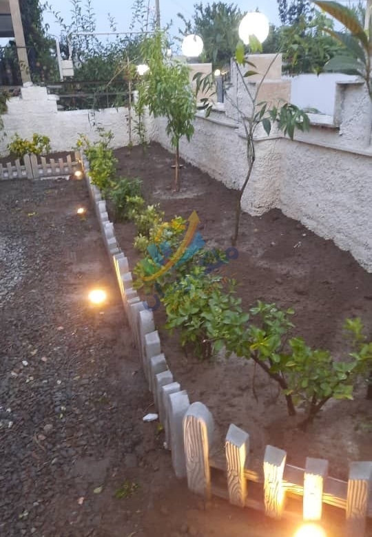 ویلا فلت نما سنگی با سقف چوبی، مبله و دارای جکوزی، ۲۴۱ متر زمین و ۱۵۰ متر بنا، شهرکی سنددار نمای حیاط