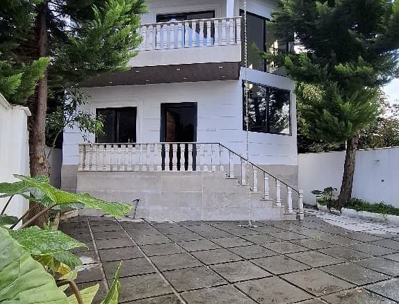 ویلا دوبلکس با نمای کلاسیک و حیاط دلباز با ویوی کوه جنگلی و ساحلزمین به مساحت ۱۵۰ مترمربع بنای دوبلکس ۱۳۰ مترمربع ۲ خواب دلباز نمای حیا ط و ویلا