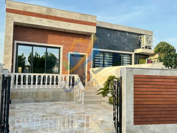 ویلا فلت با نما مدرن، ۱۳۰ متر زمین، ۸۵ متر بنا، دو خواب (یک مستر)، پاسیو و نشیمن در حیاط، باربیکیو نمای ویلا