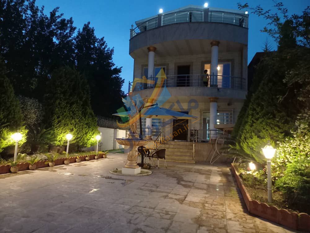 ویلا تریبلکس سقف چوبی در سرخرود، نوار ساحلی، ۳۴۰ متر زمین، ۲۰۵ متر بنا، سه خواب، بهارخواب، سند تک‌برگ و پایان‌کار نمای ویلا