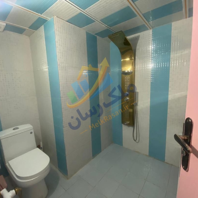 ویلا فلت نما سنگی با سقف چوبی، مبله و دارای جکوزی، ۲۴۱ متر زمین و ۱۵۰ متر بنا، شهرکی سنددار نمای سرویس