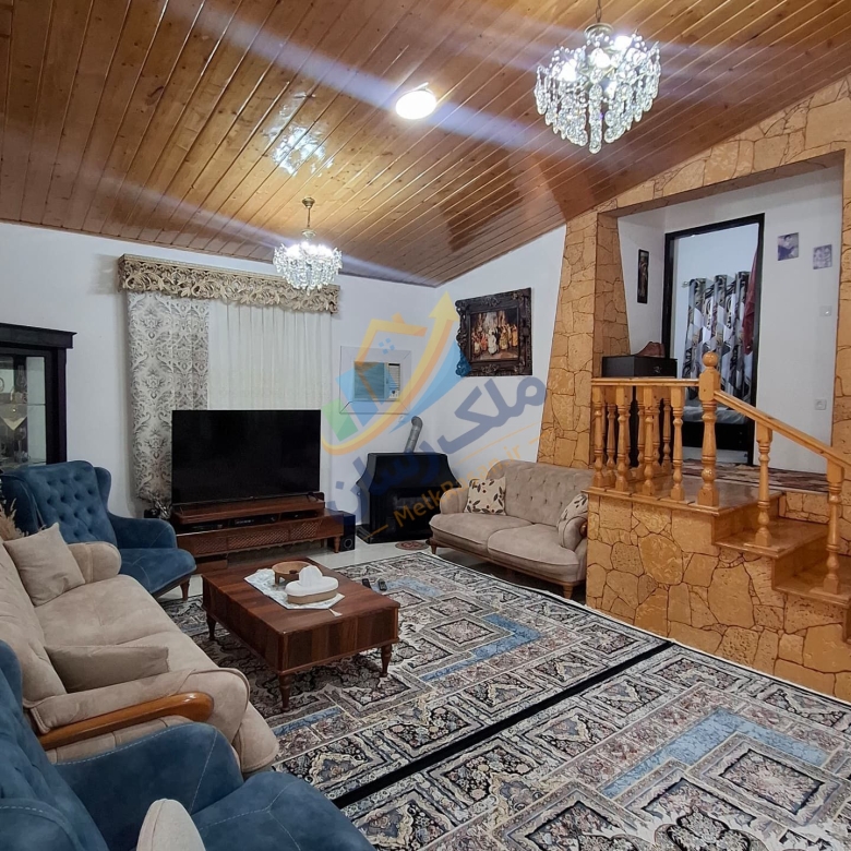 ویلای دوخوابه بازسازی‌شده داخل شهرک با ۳۰۰ متر زمین، ۱۴۰ متر بنا و ویو کوه جنگلی نمای سالن