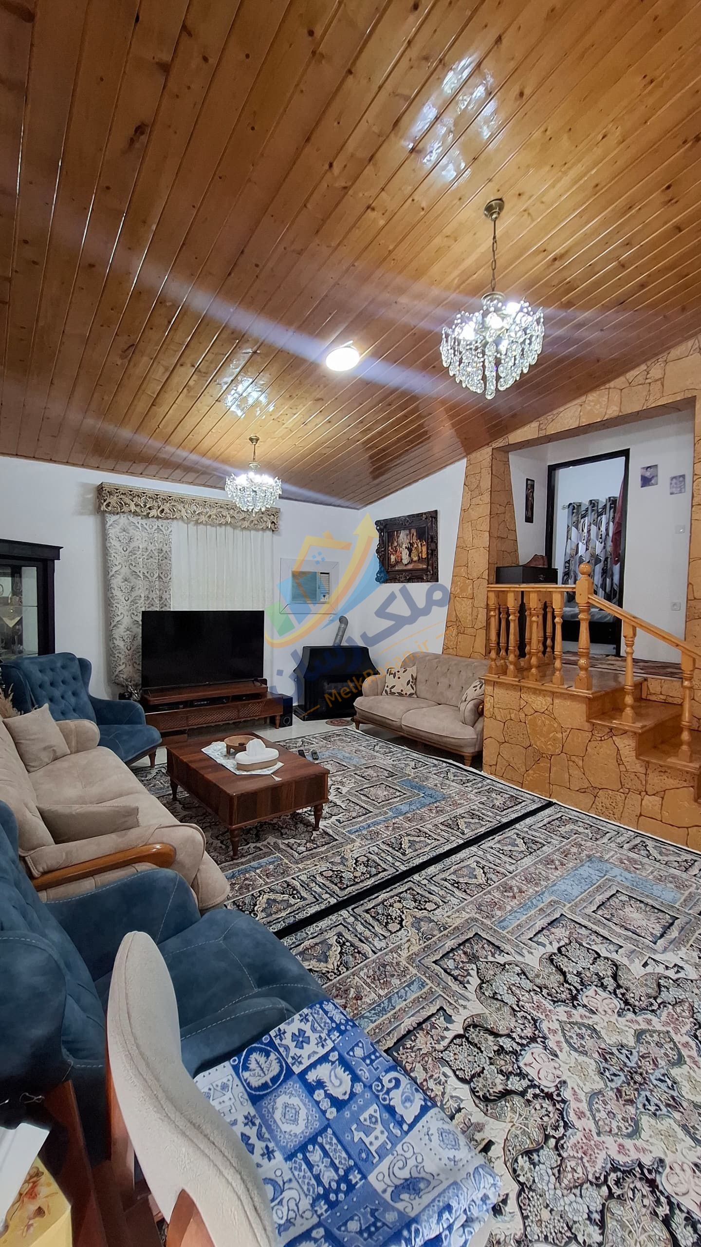 ویلای دوخوابه بازسازی‌شده داخل شهرک با ۳۰۰ متر زمین، ۱۴۰ متر بنا و ویو کوه جنگلی نمای سالن