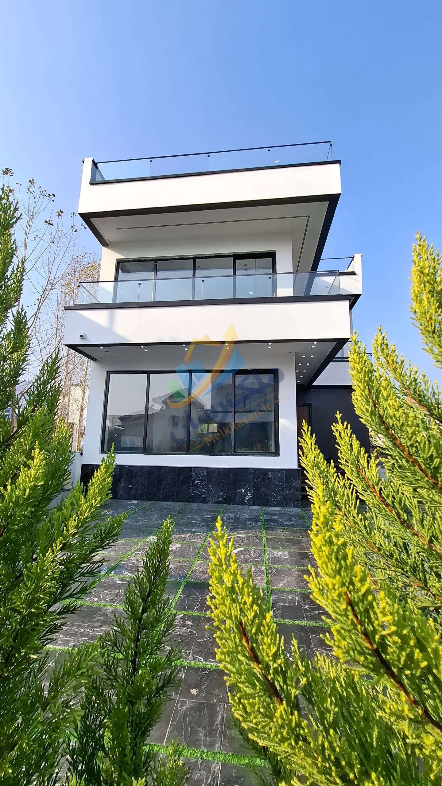 photo_4_2025-12-29_03-53-55 ویلای مدرن لاکچری داخل شهرک با روف اختصاصی، سه خواب مستر و ویوی همزمان ساحل و جنگل نمای ویلا