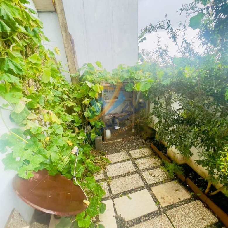 ویلا فلت نما سنگی در محمودآباد با ۲۰۰ متر زمین و ۱۰۰ متر بنا، دو خواب، دارای پروانه و پایان کار نمای حیاط