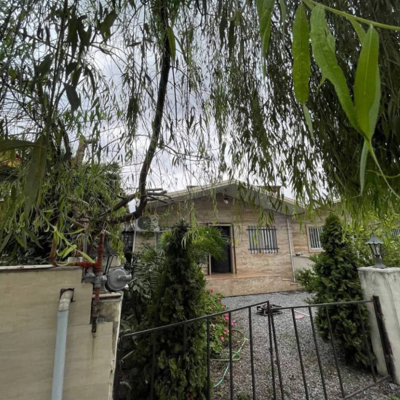 ویلا فلت شهرکی در منطقه آمل۱۶۰ متر زمین ۹۰ متر بنا نمای بیرون ویلا حیاط