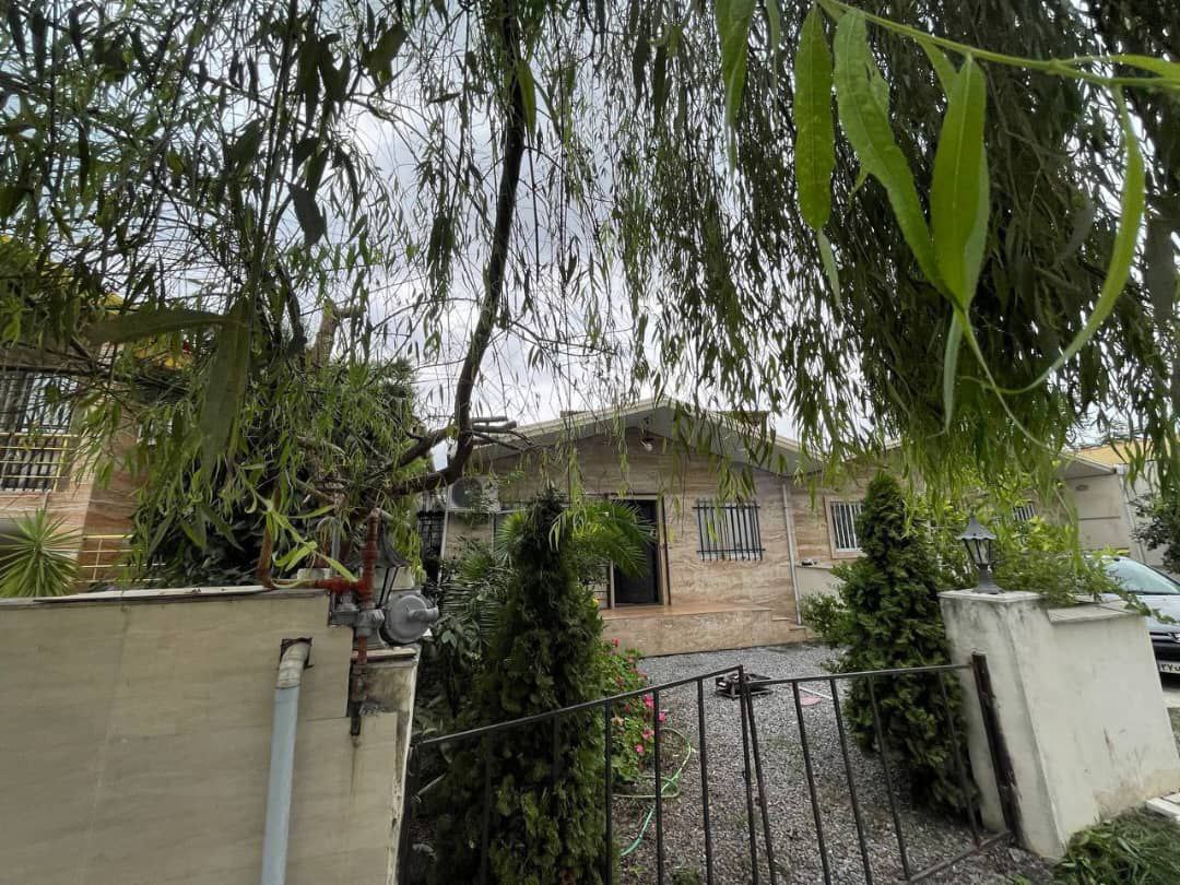 ویلا فلت شهرکی در منطقه آمل۱۶۰ متر زمین ۹۰ متر بنا نمای بیرون ویلا حیاط