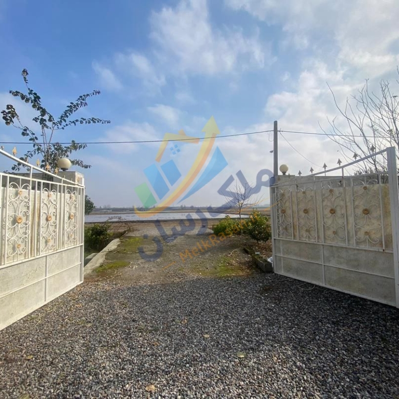 ویلا فلت نما سنگی با سقف چوبی، مبله و دارای جکوزی، ۲۴۱ متر زمین و ۱۵۰ متر بنا، شهرکی سنددار نمای در شهرک