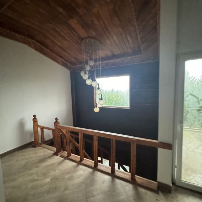 ویلا دوبلکس جنگلی در نوشهر پای کوه با نمای آجری زمین به مساحت ۲۵۰ مترمربع بنای ویلا: ۲۷۰ مترمربع نمای راه پله
