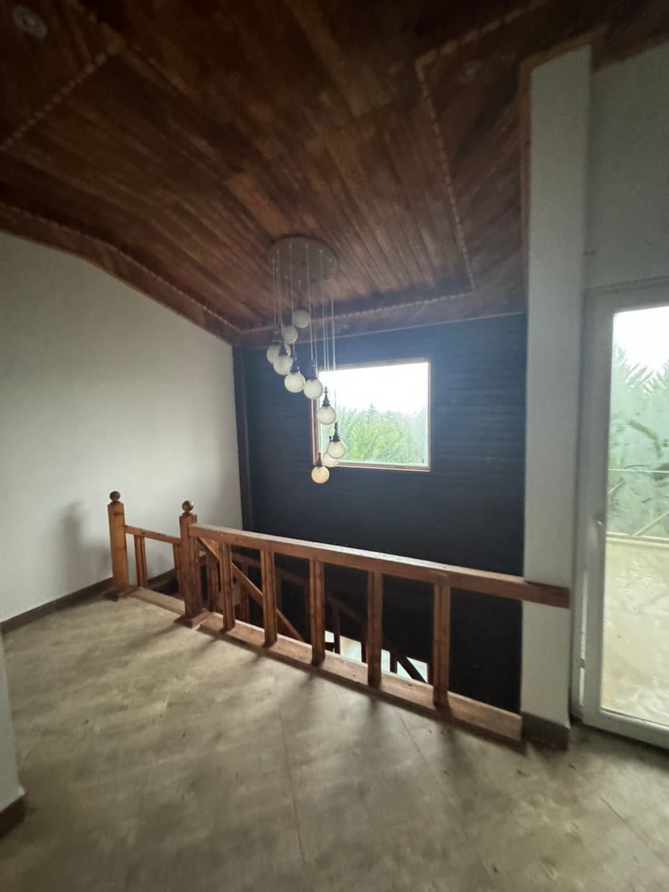 ویلا دوبلکس جنگلی در نوشهر پای کوه با نمای آجری زمین به مساحت ۲۵۰ مترمربع بنای ویلا: ۲۷۰ مترمربع نمای راه پله