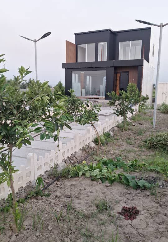 ویلا باغ مدرن در اوجی‌آباد | جاده آمل به سرخرود زمین به مساحت ۶۲۰ مترمربع بنای دوبلکس به متراژ ۱۲۰ مترمربع ۲ خواب نورگیر نمای حیاط و ویلا