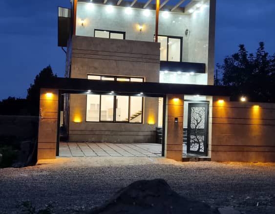 ویلا دوبلکس نوساز با نمای مدرن در مسیر آمل به سرخرود ملک دارای ۲۲۰ متر زمین و ۲۳۰ متر بنای دوبلکس بوده و شامل ۳ خواب، ۲ مستر است. نمای بیرون ویلا در شب