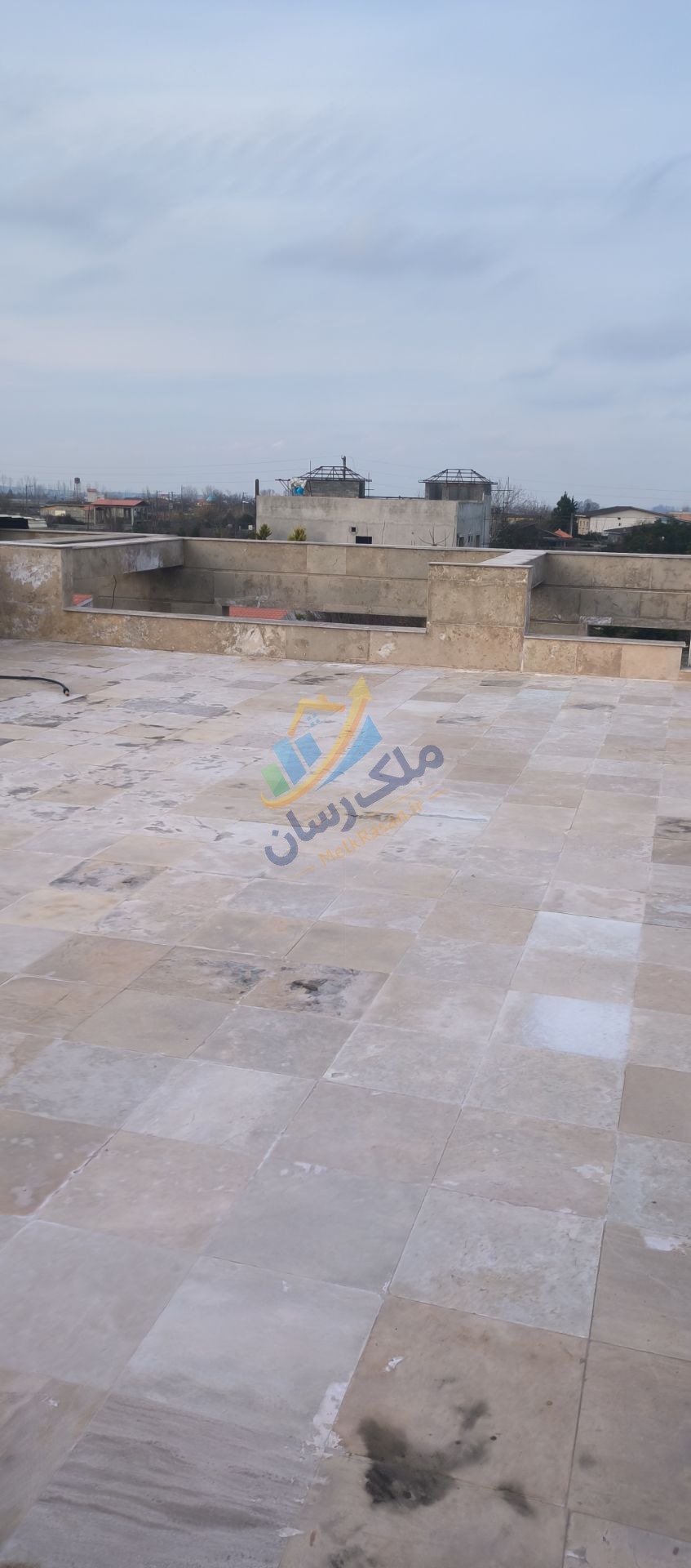 ویلا دوبلکس نما سنگی 220 متر زمین 250 متر بنا سه خوابه با روف گاردن در آمل جاده اوجی آباد