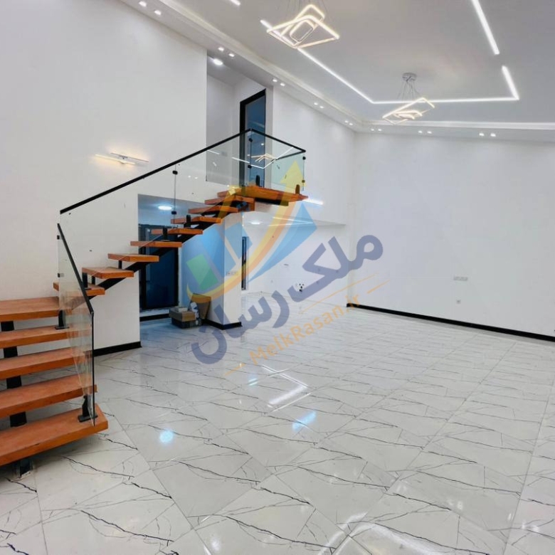 ویلای دوبلکس نما سنگی در آمل با ۱۲۰ متر زمین و ۱۱۰ متر بنا، دو خواب مستر، سند تک‌برگ و پارکینگ مسقف نمای سالن