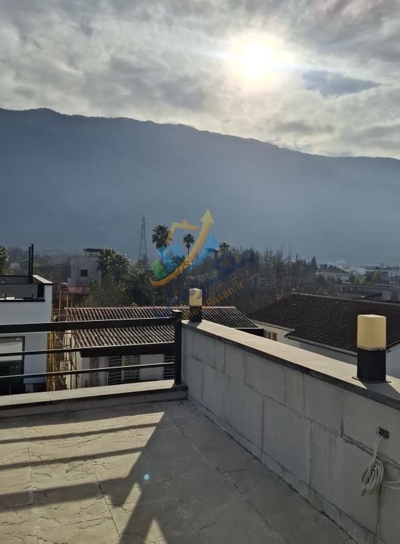 ویلای دوبلکس نما مدرن در نوشهر با ۲۳۰ متر زمین و ۲۷۰ متر بنا، روف‌گاردن و تراس با ویوی ابدی کوه، جنگل و ساحل نمای روف گاردن