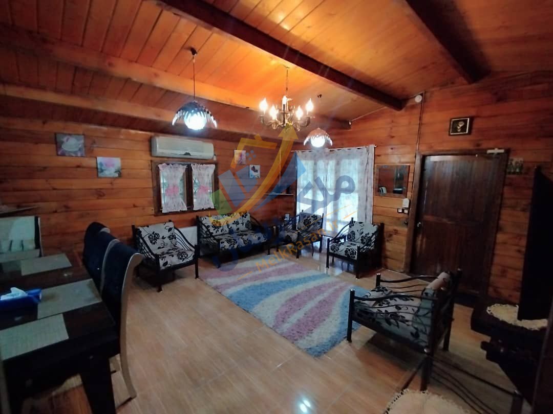 ویلای فلت چوبی نوشهر با ۲۴۰ متر زمین و ۸۰ متر بنا، دو خواب و فول فرنیش نمای سالن